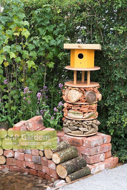 Habitat faunique à côté d'un étang - Community Street Garden, RHS Hampton Court Palace Flower Show 2015