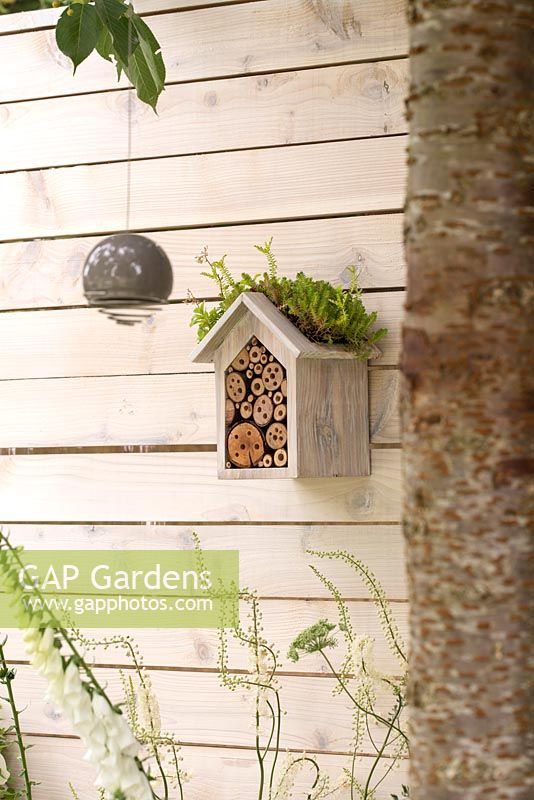 Maison à insectes au toit vert - Paysages vivants: City Twitchers Garden, RHS Hampton Court Palace Flower Show 2015