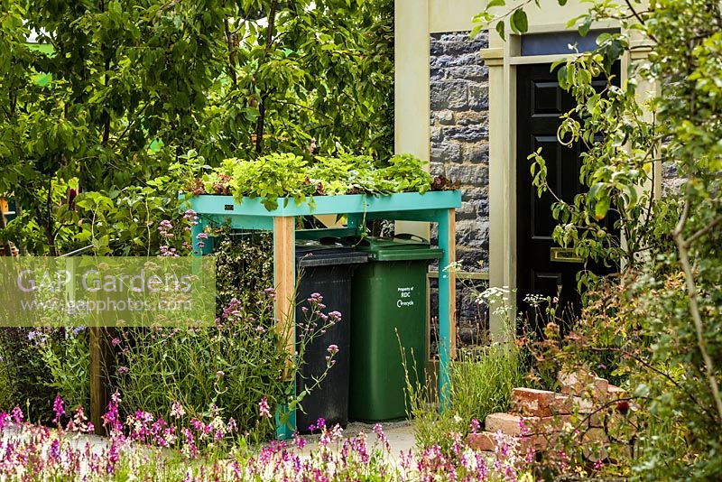 Abri poubelle Wheelie par Front Yard Company - Community Street - RHS Hampton Court Flower Show 2015