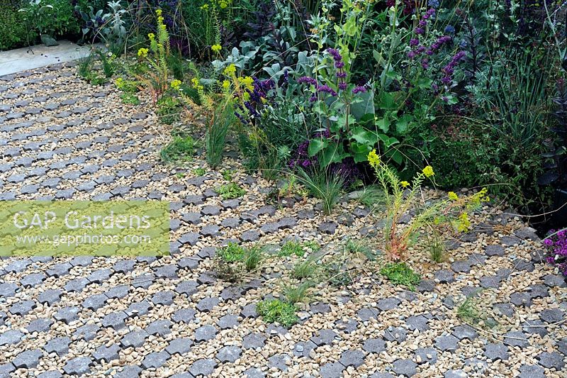 Dallage de jardin en incrustations de pierre coulée remplies de gravier - RHS Hampton Court Palace Flower Show 2015
