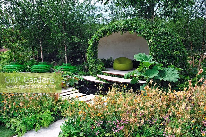 Pavillon contemporain avec toit et murs végétalisés, parterre avant avec Verbascum 'Firedance', Geum 'Totally Tangerine' - The Macmillan Legacy Garden, RHS Hampton Court Flower Show 2015