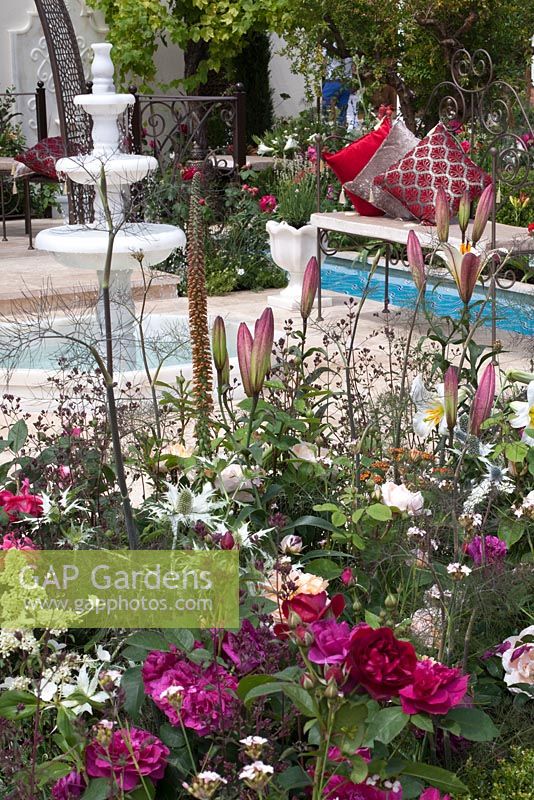Fontaine en marbre et plantation exubérante - Ministère turc de la Culture et du Tourisme: Jardin du paradis au Hampton Court Palace Flower Show 2015