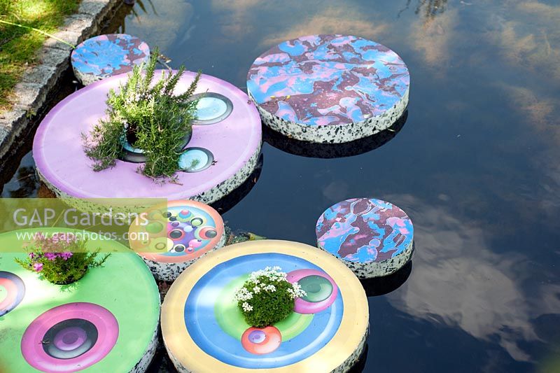Jardin flottant idiosyncratique caractéristiques dans les étangs de Regents Park, Londres