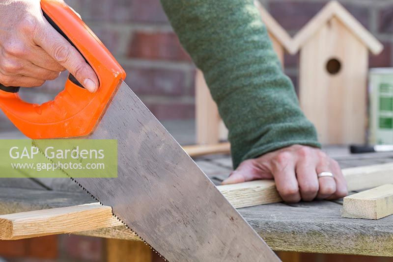 Utilisez une règle et mesurez le toit du nichoir, en sciant des bâtons en bois pour correspondre aux longueurs requises