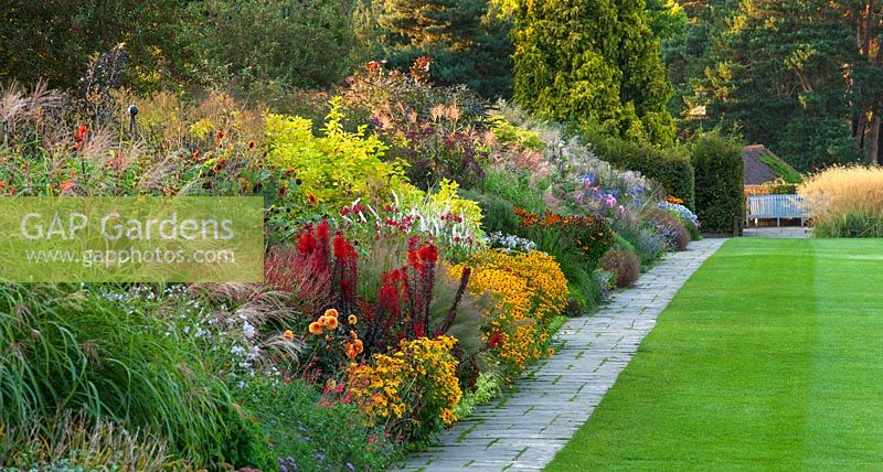 Le célèbre parterre de fleurs herbacées mixtes double en septembre qui s'étend sur 128 mètres en bas de la colline. Jardin RHS, Wisley, Surrey