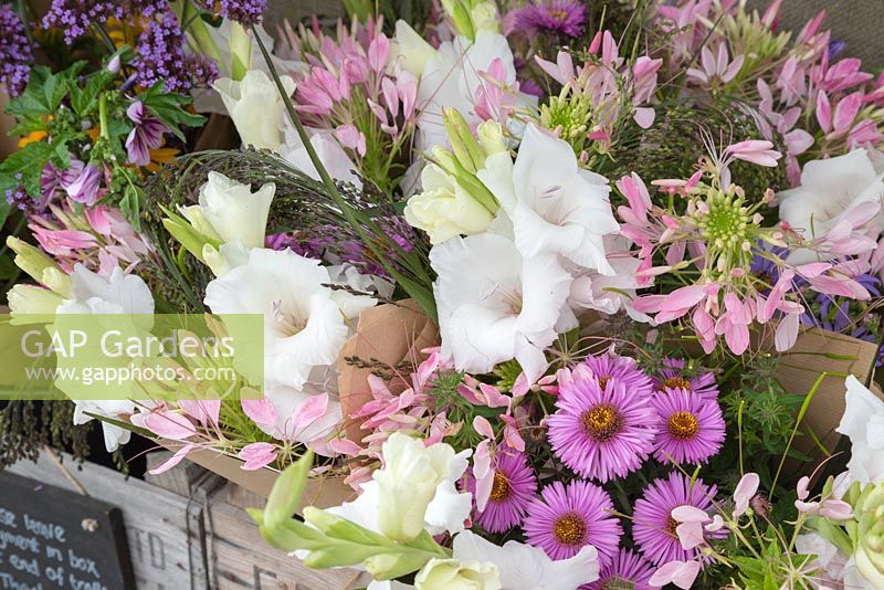 The Mobile Garden Flower Company stand mobile avec des bouquets de fleurs à vendre