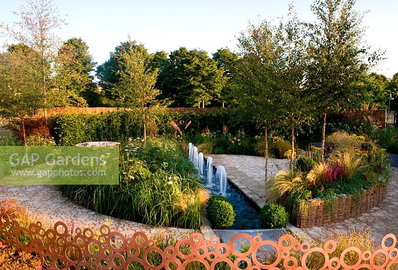 Jardin QEF pour la joie. RHS Hampton Court Palace Flower Show 2013. Jardin circulaire avec clôture en cuivre métallique. Conception: Heather Appleton. Commanditaire: QEF