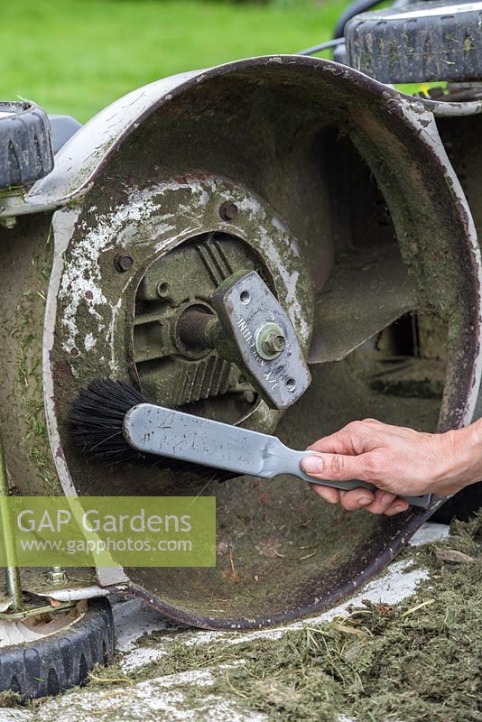Utilisez une brosse pour nettoyer tout excès de saleté ou d'herbe laissé derrière