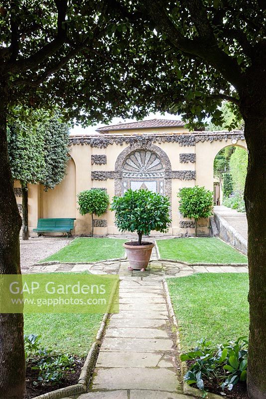 Salle d'entrée. Coupé Quercus Ilex. Le Balze, Florence, Toscane, Italie. Septembre. Jardin conçu par Cecil Pinsent en 1912 pour l'américain Charles Augustus Strong.