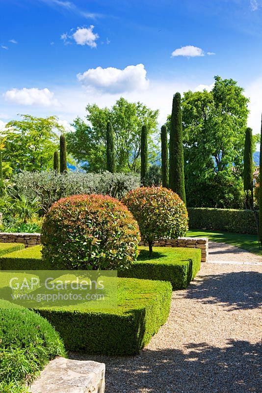 Jardin en Luberon, France, conçu par Michel Semini: haies formées - Jardin Wasserman