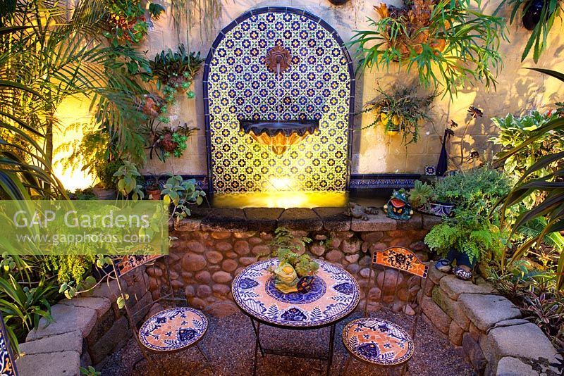 Plan d'eau lumineux et coin salon dans petite cour. Jardin de Jim Bishop. San Diego, Californie, USA. Août.