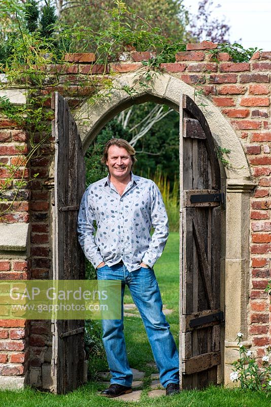 David Domoney, un concepteur de jardin, auteur de jardin et jardinier TV sur Love Your Garden d'ITV. Photographié au Capel Manor Gardens.