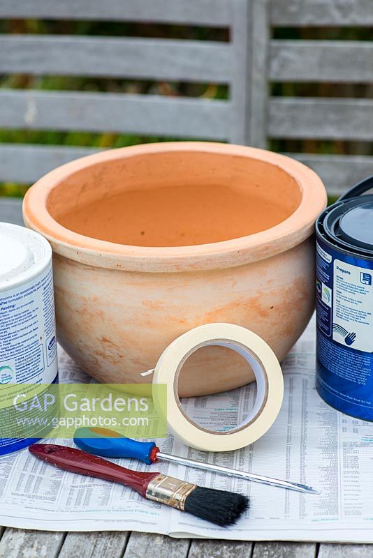 Peinture étape par étape d'un pot sur le thème de la mer. Étape 1: Vous aurez besoin d'un pot en terre cuite poreux, de deux couleurs contrastantes de peinture pour salle de bain et de ruban de masquage.