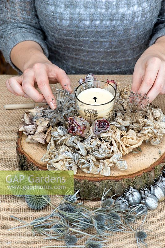 Création d'une décoration de table festive avec des fleurs de jardin et des têtes de graines. Insérez les têtes d'allium dans la jupe d'hortensia.