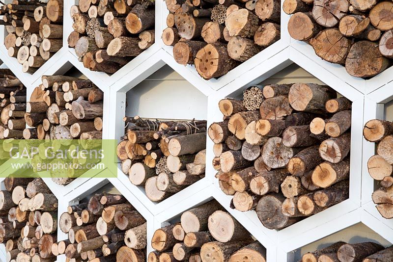 Structure en bois hexagonale remplie de rondins et de bois pour les abeilles solitaires - The Bees Knees à l'appui de The Bumblebee Conservation Trust - argent doré, conçu par Martyn Wilson - Malvern Spring Festival 2015