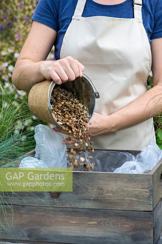 Étape par étape, planter une boîte résistante à la sécheresse. Étape 2: Ajoutez du gravier au fond de la jardinière pour le drainage.