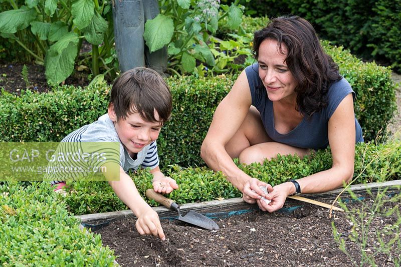 Dawn Isaac jardine avec son fils de 8 ans, Oscar.