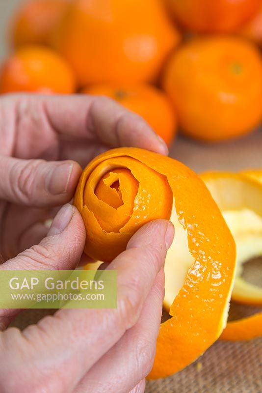Enveloppez la peau d'orange autour d'elle pour créer une tête en forme de fleur