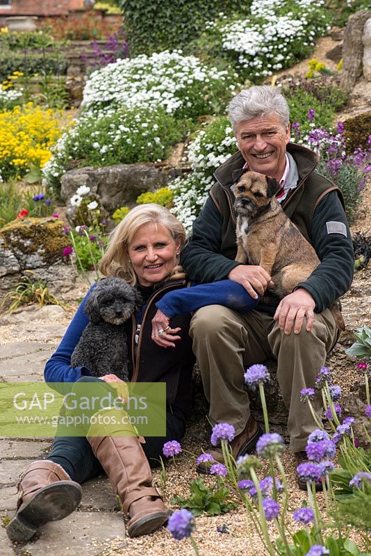 Dans la rocaille d'Alswick Hall, les propriétaires Mike et Annie Johnson avec Ivy, un Highland terrier et Twiglet, un caniche miniature.