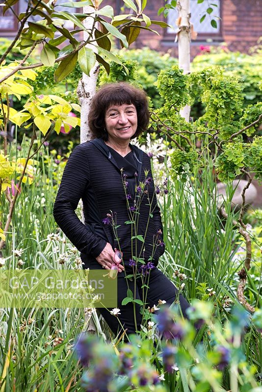 Hilde Wainstein dans son jardin Barnet Road.