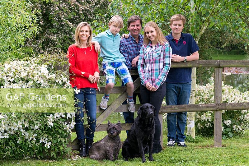 La famille Inglis dans leur jardin. De gauche à droite: Victoria, Ludo, Jack et les adolescents Luella et Freddie. Flore, labrador noir et Fergus, un Cairn terrier.