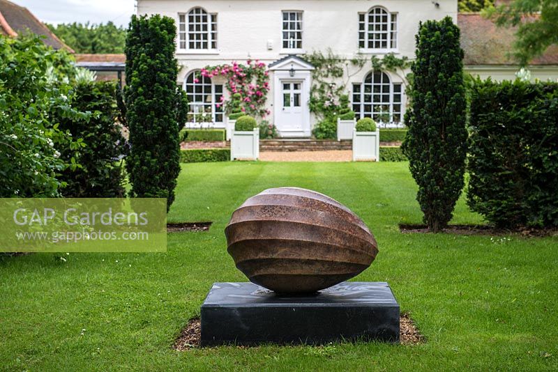 Ballon de rugby, par Dominic Welch, dans le jardin avant du Kelevdon Hall.