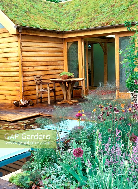 Toit végétal vivant: aidez le jardin soho vieilli 'Design: Mark Gregory. CFS 2003
