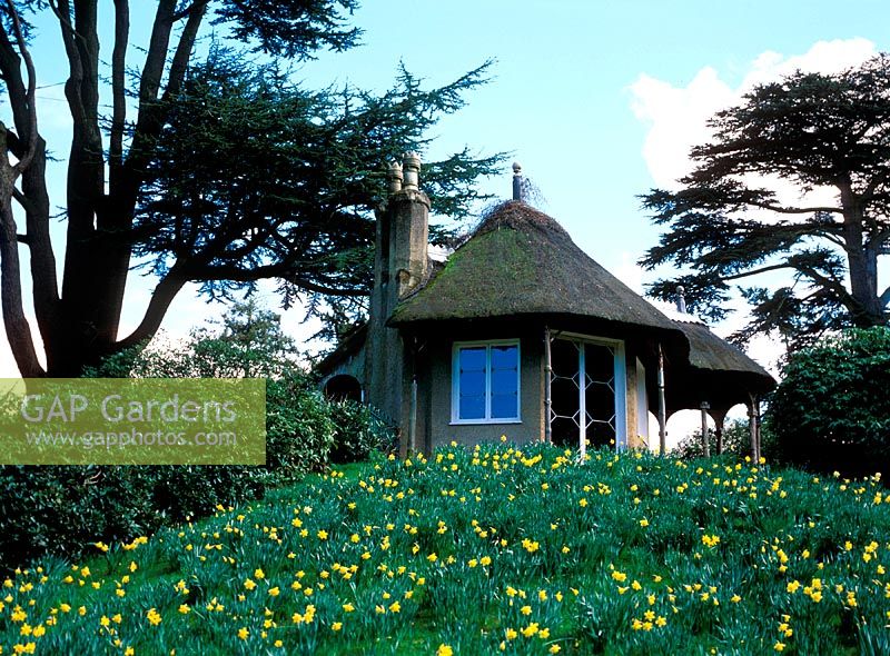 Grand jardin de campagne avec des bâtiments d'époque, créé pour Lord Ongley, The Swiss Garden, Bedfordshire.