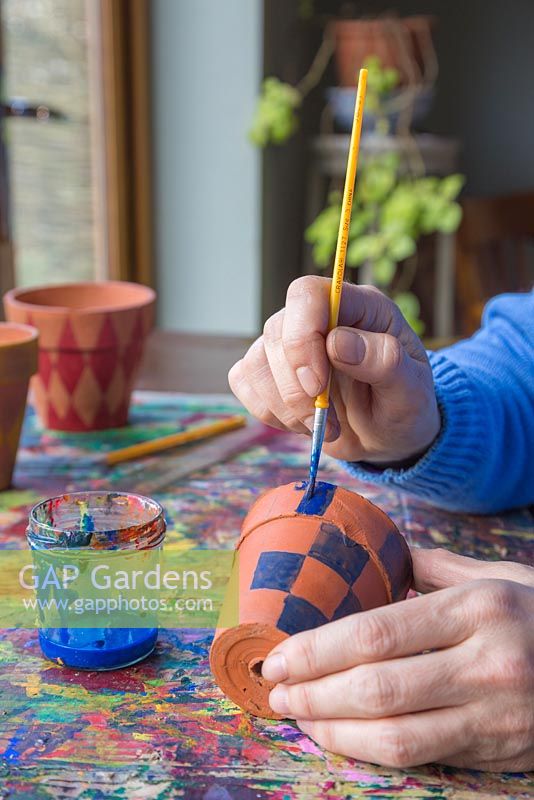 Peignez les pots dans une formation à carreaux pour recréer le motif tartan