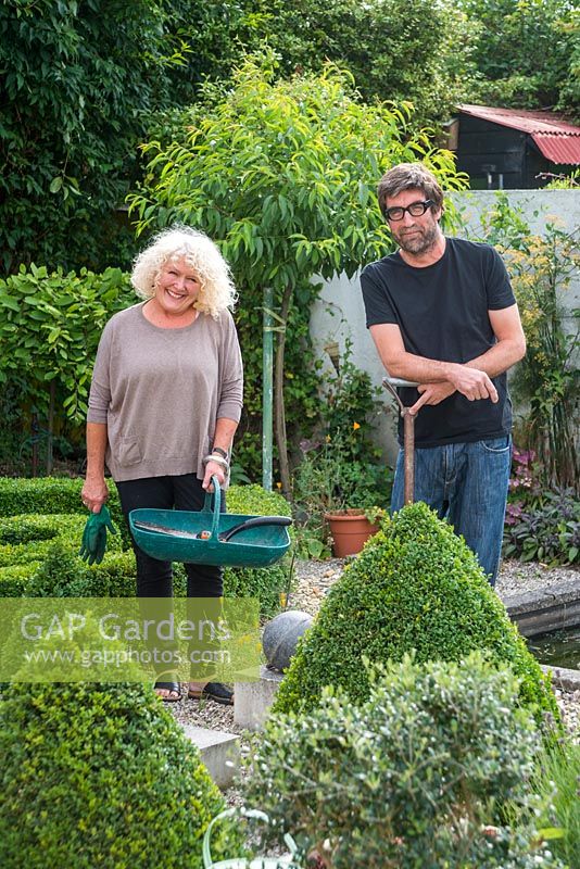 Elaine Pamphilon et Christopher Marvell dans leur jardin intérieur.