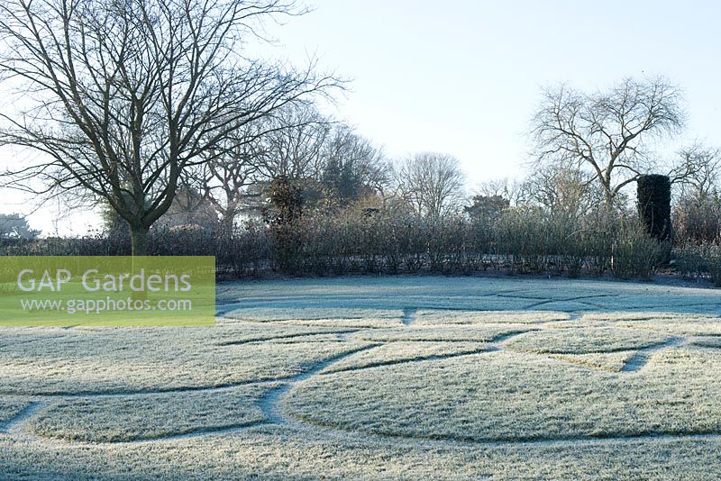 Pelouse givrée avec motif de rayures tondues, RHS Garden Wisley, Surrey