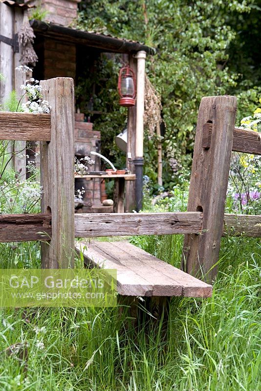 Montant. Traversée en bois sur clôture - 'Fenland Alchemist Garden' - RHS Flower Show, Chelsea 2009