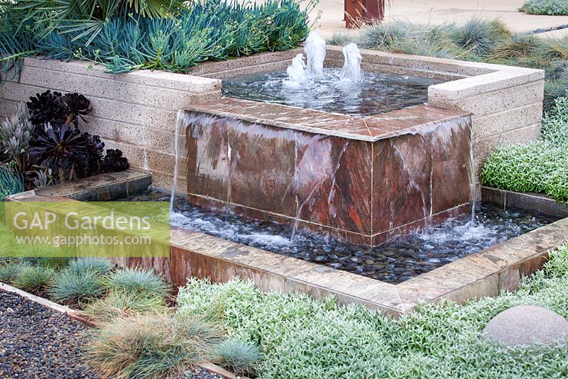 Caractéristique de l'eau moderne. Jardin de Debora Carl, Encinitas, Californie, USA. Août.