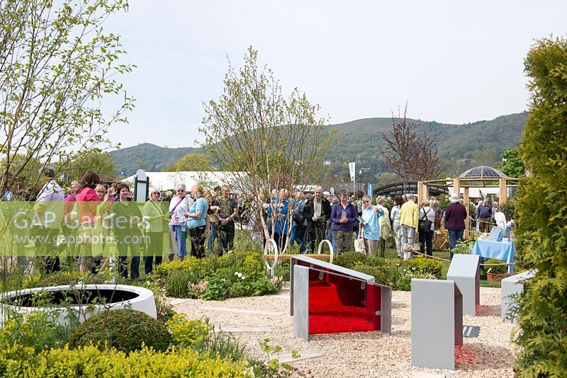 Les visiteurs du RHS Malvern Spring Festival 2016 regardant le jardin 'Time is a Healer'