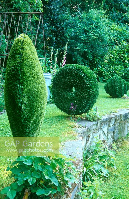 Astrotuf en spirale, disque et coeur par la sculpteur Lucy Strachan, positionné à côté du potager dans son jardin