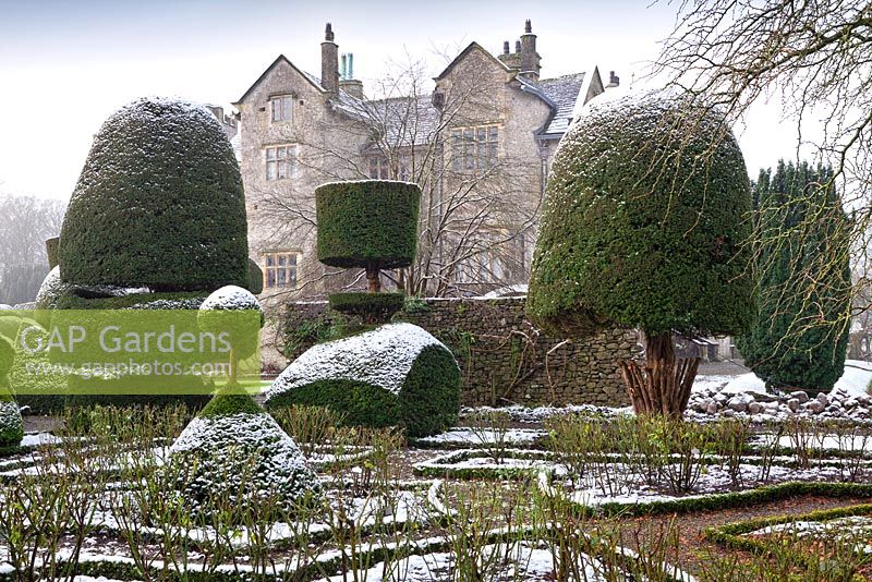 Formes et personnages topiaires avec un revêtement de neige à Levens Hall and Garden, Cumbria, Royaume-Uni.