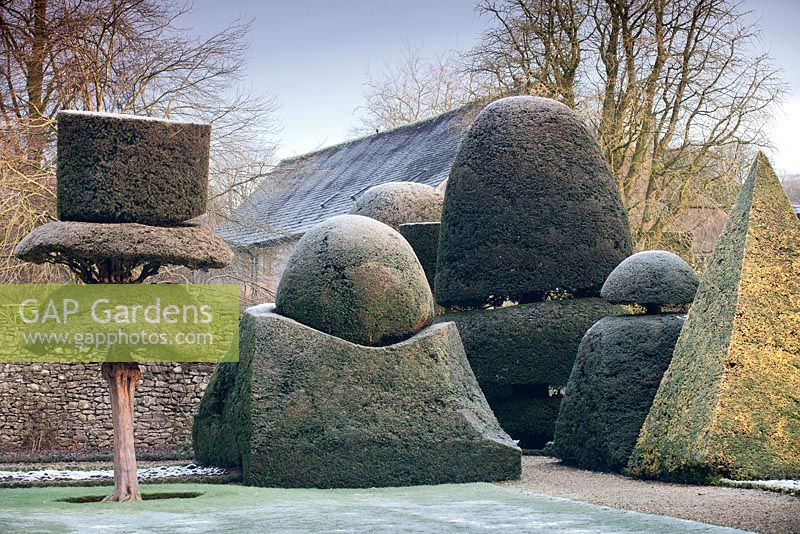 Formes et personnages topiaires givrés à Levens Hall and Garden, Cumbria, Royaume-Uni.