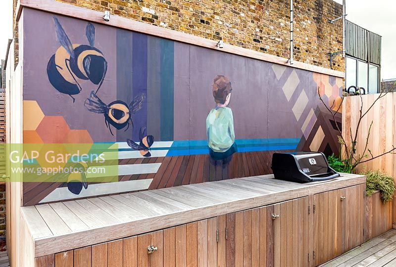 Murale peinte par Lauren Mele derrière le barbecue du London Roof Terrace Garden