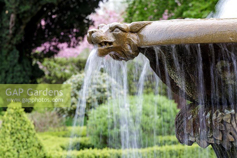 Mitton Manor Garden au printemps, Staffordshire. Éclaboussures d'eau dans un jardin à la française