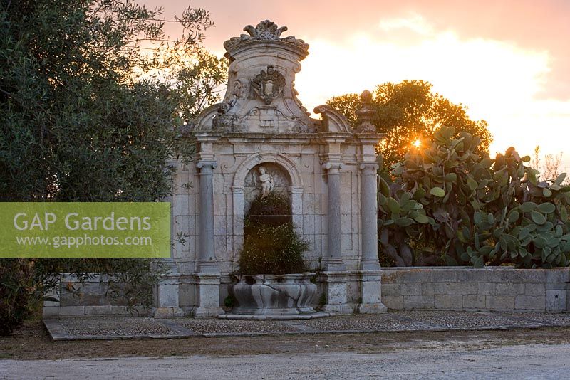 Fontaine Barque par Giovanni Battista Vaccarini 1735-1737. Déplacé de villasmundo à proximité vers les enclaves protectrices du jardin. Domaine de San Giuliano. Sicile, Italie