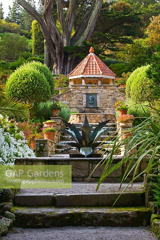 Jardin méditerranéen avec des marches jusqu'à la fontaine d'agave par Tom Leaper, Tresco Abbey Garden, Tresco, Isles of Scilly.