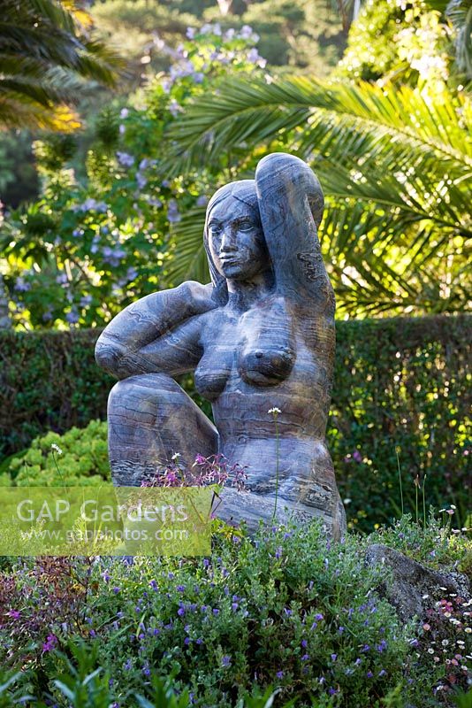 Sculpture Gaia par David Wynne. Jardin de l'abbaye de Tresco, Tresco, îles Scilly.