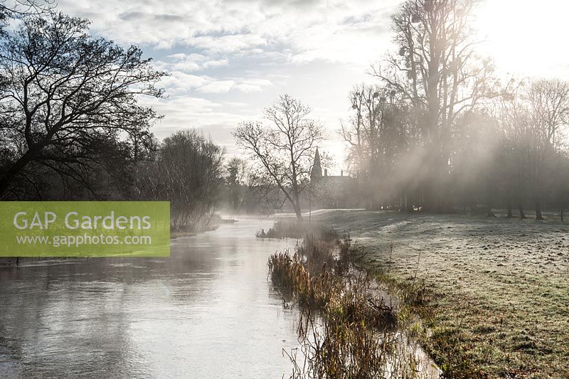 La brume s'élève de la rivière Lambourn qui traverse le parc de Welford Park, Newbury, Berks, UK