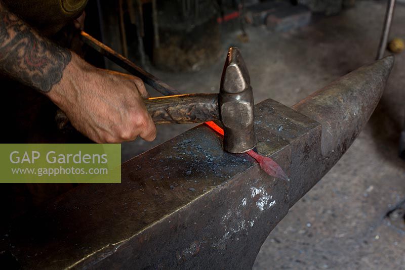 Paul Gilbert, forgeron et sculpteur, dans son atelier de fabrication de figurines de feuilles à partir de tiges métalliques
