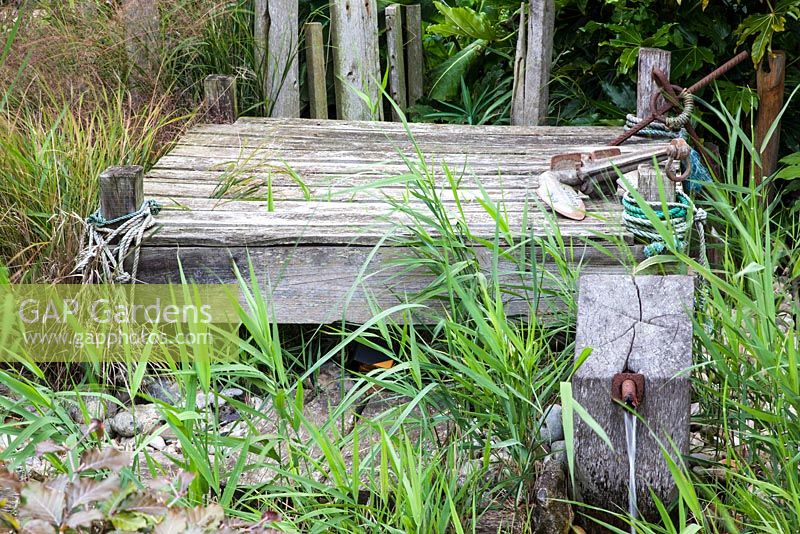 Petite jetée construite à partir de vieilles caisses de plantation de champignons. Le bois, les cordes et l'ancre proviennent de diverses expéditions sur la plage.