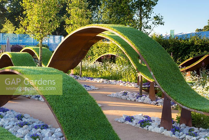 Le World Vision Garden, des vagues flottantes de gazon symbolisent l'imprévisibilité et la vulnérabilité de la vie de nombreux enfants, symbolisant l'espoir d'un avenir meilleur.