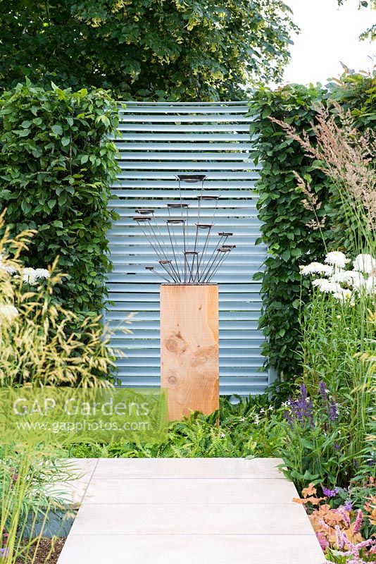 Sculpture créée par Amber Boyt, élève de la WSA - Final5: Retreat Garden, RHS Hampton Court Palace Flower Show 2016