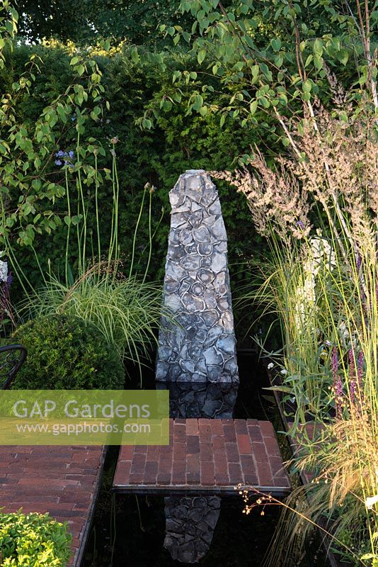 Piscine réfléchissante avec tremplin en brique et sculpture en silex - Summer's Streetscape à Sussex, RHS Hampton Court Palace Flower Show 2016