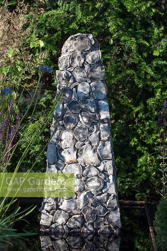 Sculpture en silex dans une piscine réfléchissante, Taxus baccata haie derrière - Streetscape's Summer in Sussex, Design: Gary Price, RHS Hampton Court Palace Flower Show 2016