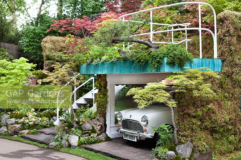 Senri-Sentei Garage Garden, représentant une structure à deux niveaux abritant un mini antique, avec un jardin sur le toit et un espace pour la famille pour s'asseoir et se détendre - RHS Chelsea Flower Show 2016, concepteur: Kazyuki Ishihara, parrain: projet Senri-Sentei